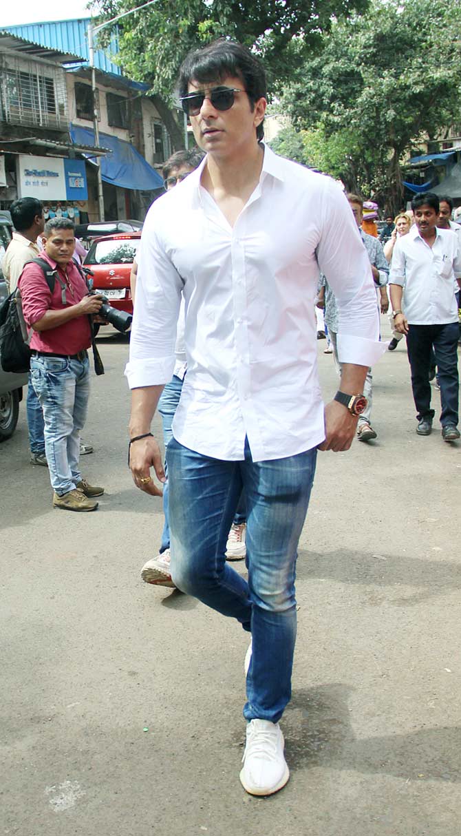 Sonu Sood took to Twitter and wrote, 
