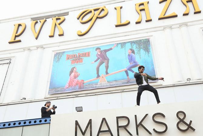 Ankhiyon Se Goli Mare is sung by Mika Singh and Tulsi Kumar and composed by Tanishk Bagchi. The song is a rehashed version of the 90s hit song of the same name which featured Govinda and Raveena Tandon. The original song was sung by Sonu Nigam and Jaspinder Narula. This is the second song of the film. The makers had last week released the Dheeme Dheeme song, a party number.