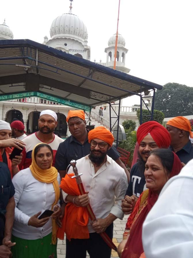 Aamir Khan is currently shooting for Laal Singh Chaddha in Punjab and was recently snapped at Gurudwara Bhatta Sahib, located at Ropar. Needless to say, the actor visited the sacred place to seek blessings for his film. 