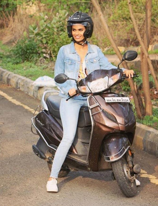 During her contesting days, Suman was seeing donning a blue jeans, which she paired with a blue denim jacket. Looking bold and confident, Suman looked ready to conquer the day.
