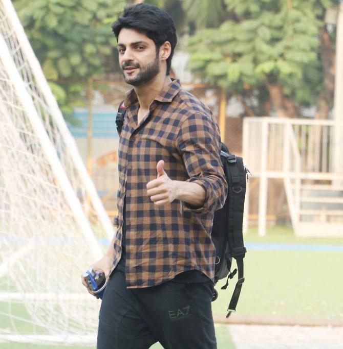 Television actor and host Karan Wahi gives a thumbs up to the photographers as he arrives at the Juhu football ground.