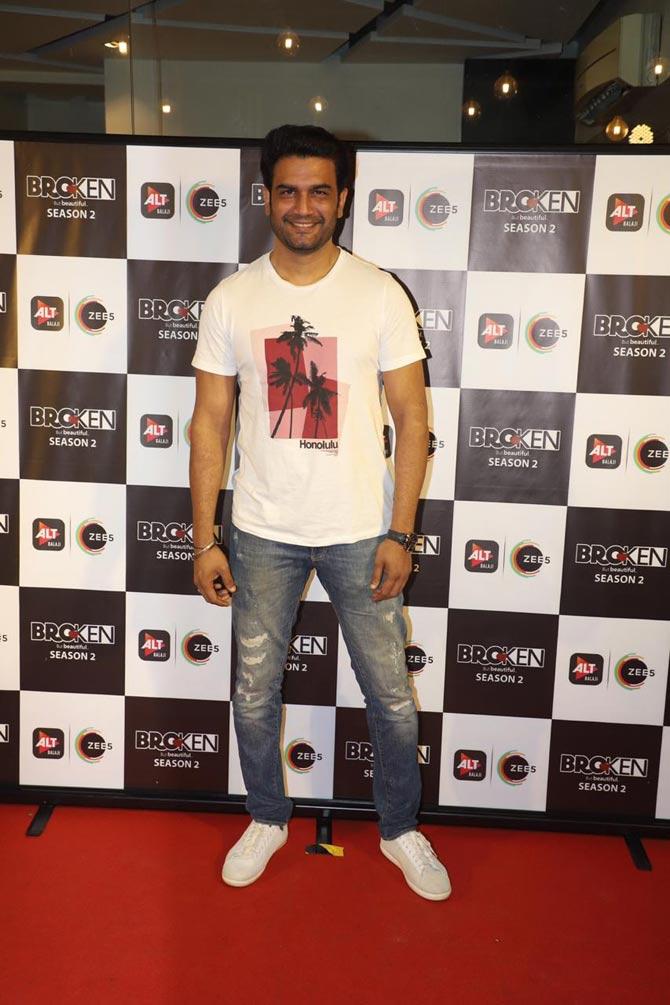 Sharad Kelkar posed for the shutterbugs as he arrived at the special screening of Broken But Beautiful 2.