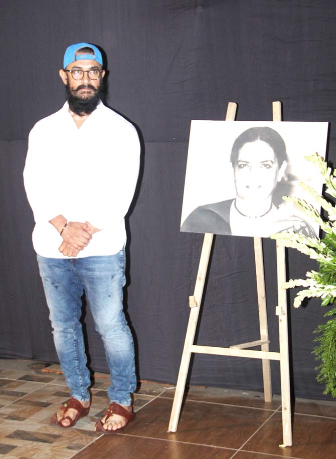 Shaukat Kaifi was laid rest to next to husband Kaifi Azmi, who passed away in 2002, at the Four Bungalows kabristan in Andheri. She is survived by actor-daughter Shabana Azmi, and cinematographer son Baba.
In picture: Aamir Khan at Shaukat Kaifi's prayer meet in Juhu.