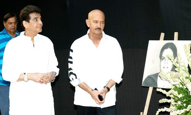 Veteran actor Jeetendra and filmmaker Rakesh Roshan also came in to pay their respects to Shaukat Kaifi.