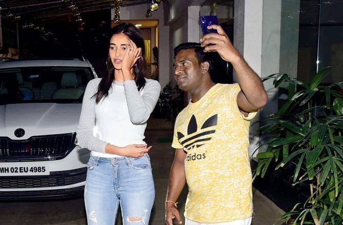 Actor Ananya Panday doesn't know what to make of a fan who didn't care if he came across as overbearing, as she exited a dubbing session in Juhu. Pic/Satej Shinde