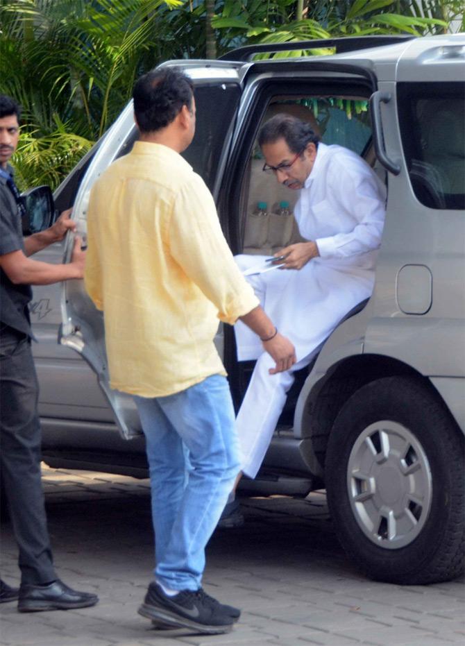 On Sunday, Shiv Sena chief Uddhav Thackeray was also snapped at the Kalina airport in Santacruz by the paparazzi. The Sena president was on his way to catch a flight to Aurangabad. Uddhav Thackeray toured the Aurangabad district in order to assess the damage caused to crops due to unseasonal rains
