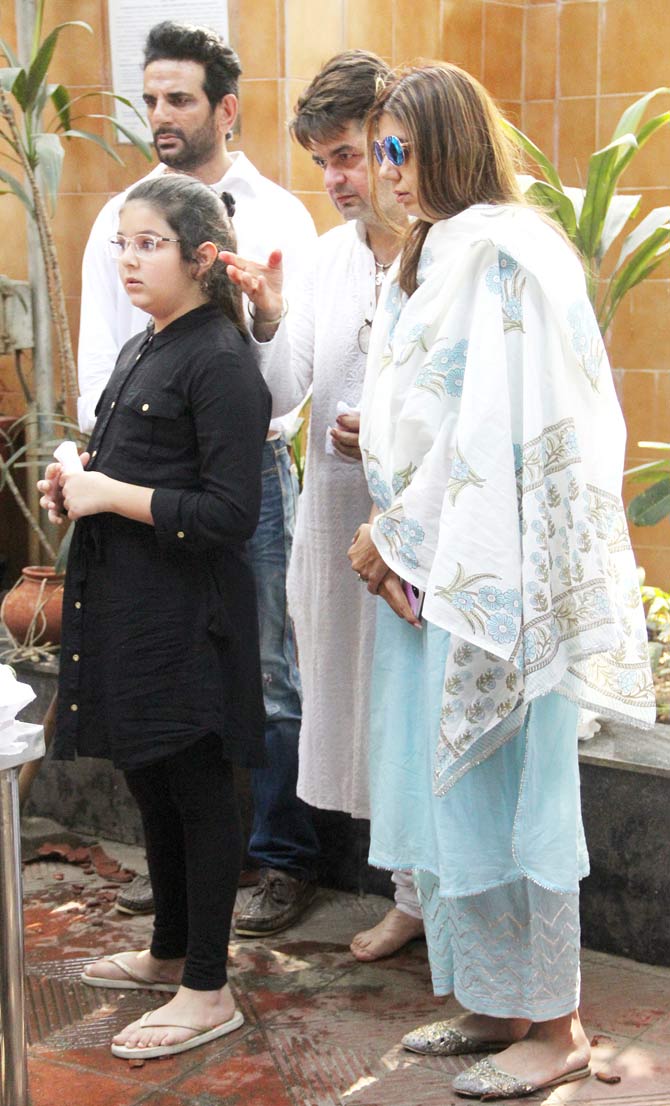 Celebrity photographer Dabboo Ratnani's mother, Prabha Ratnani, breathed her last on November 28 after a prolonged illness. In picture: Dabboo with wife Manisha Ratnani and daughter mourn the death of their loved one! (All photos/Yogen Shah and Pallav Paliwal)