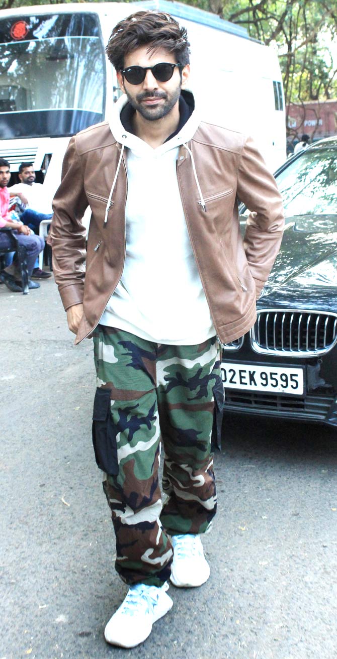 The newest heartthrob of the nation, Kartik Aaryan also arrived in style to promote his film. Those cargo pants truly look classy and stylish, and so do those shades. And of course, how can we miss his now world-famous hairstyle?