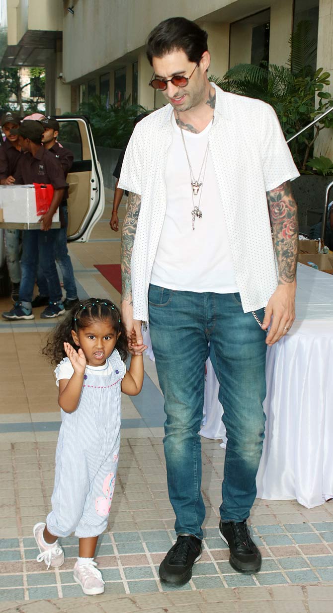 Daniel Weber also attended Shivansh's birthday with baby girl Nisha Kaur Weber. This time too, the star kid didn't shy away from posing and waving at the shutterbugs.