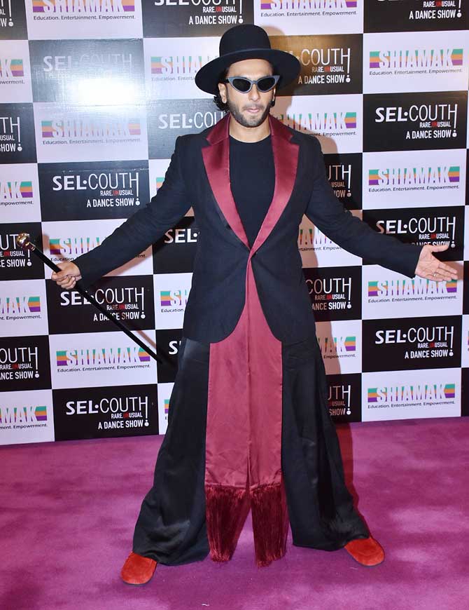 Ranveer Singh carried his unmissable 'magician' look at the event. The Bajirao Mastani actor was dressed in a black and maroon blazer with a stick in his hand. He completed his look with red shoes, a black hat, and funky glares. 