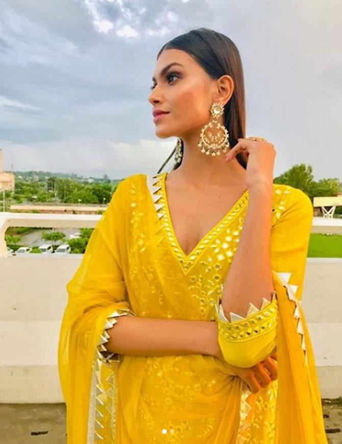 In this bright yellow coloured suit which she paired with gold earrings, Rao looks as gorgeous as ever! Her kohl-lined eyes look bewitching!