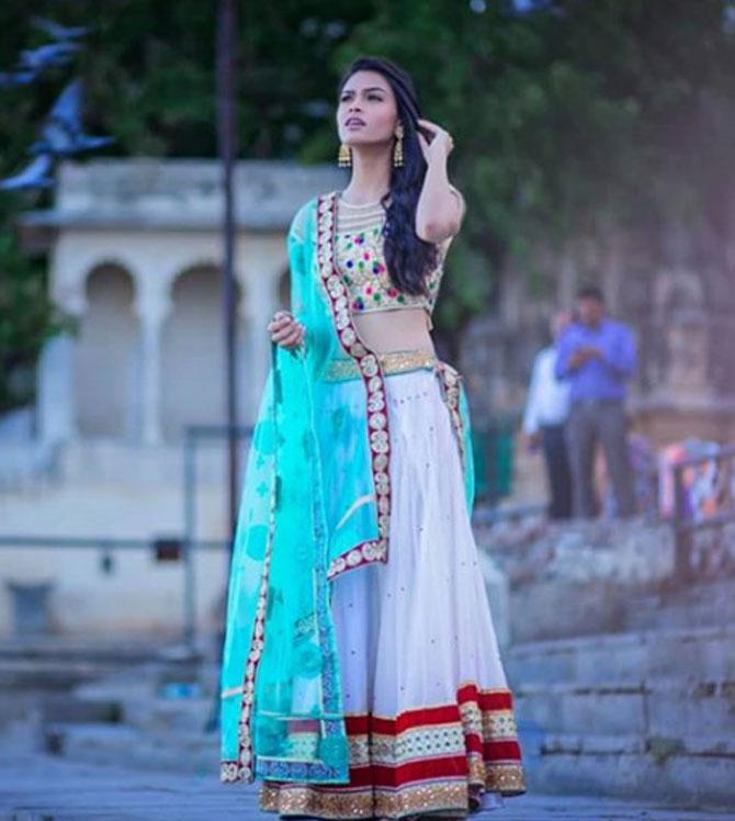 With yet another picture in a lehenga, Suman Rao enthrals us with her beauty!