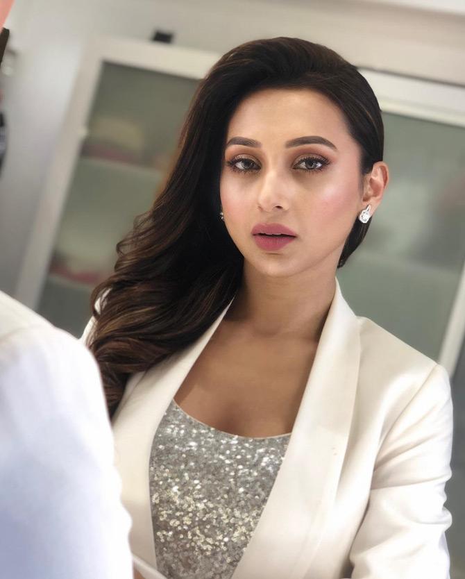 In this photo, actress-turned-politician Mimi Chakraborty shows off her love for the colour grey as she dons a shimmery grey crop top and completes her look with a white blazer. Mimi left her long coloured tresses open, thereby giving her a naturally elegant look.