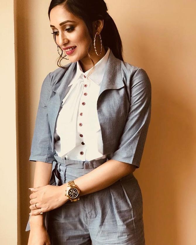 Mimi Chakraborty shared this photo while promoting one of her films. For the event, Mimi chose a pantsuit in hues of grey and paired her outfit with a formal white shirt. The millennial politician who is also one of the coolest politicians out there complimented her outfit with minimal accessories and tied her long hair in a neat bun