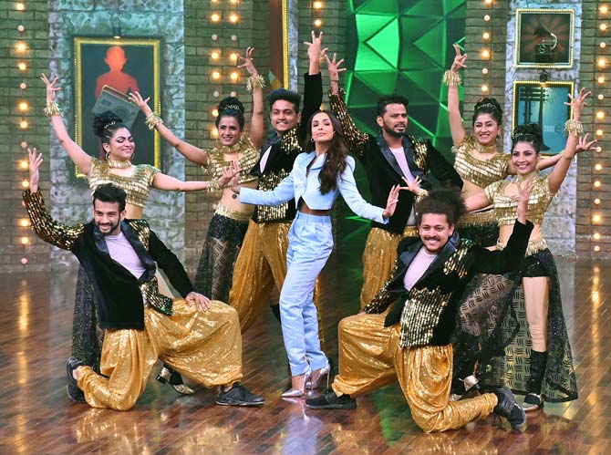 During all the fun-filled banter, Maniesh jokingly asked the golden question. He asked Malaika and Karisma whether they also hope for discounts while on a shopping spree.
In picture: Malaika Arora performs on the show.