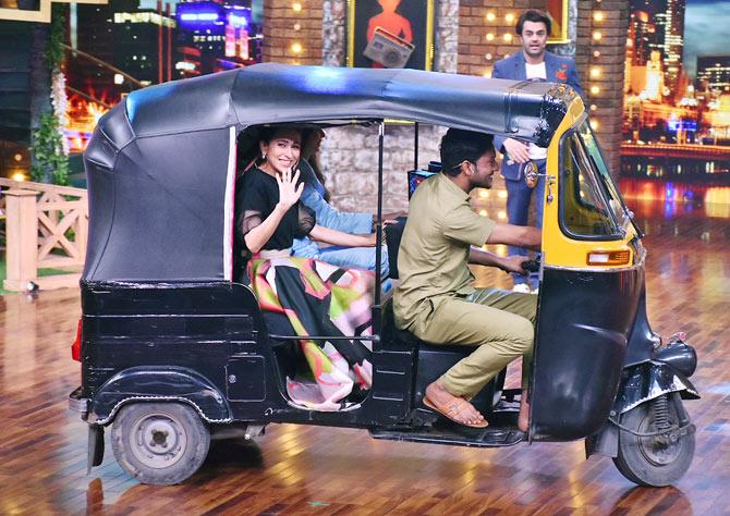 Zee TV's Movie Masti with Maniesh Paul, hosted by the lively Maniesh Paul, launched a couple of months back and it has garnered a lot of love and appreciation. The show brings together two Bollywood celebrities in every episode and explores their unexplored, 'flaw' some side as well as test their Bollywood quotient. This Sunday, 10th of November, the gorgeous Malaika Arora and the enchanting Karishma Kapoor will grace the show and we have to say it will be a laugh riot.
In picture: Karisma Kapoor waved at the audience as she reached on the sets of the game show with Malaika Arora.