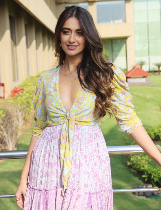 Ileana D'Cruz looks like a breath of fresh air in this floral outfit she opted during the promotional event. Her green and yellow plunging neckline blouse, paired with thigh-high slit floral skirt stunned the audience with impeccable fashion sense.