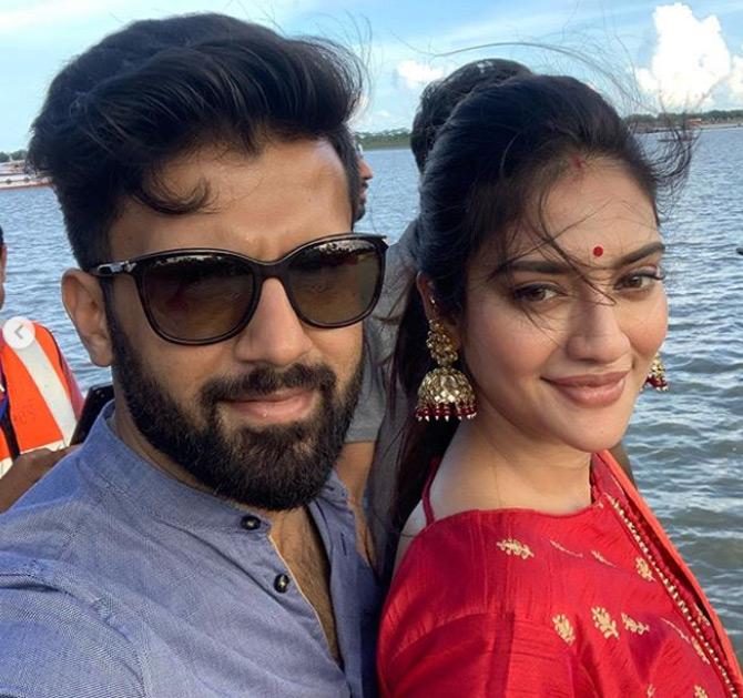 Sharing a glimpse from their Durga Puja celebrations, Nikhil Jain and Nusrat Jahan can be seen posing for a selfie after the two celebrated the final day of Durga Puja at Taki Ichhamati Riverside, which lies near India-Bangladesh border.