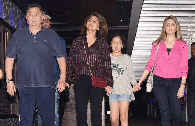 Rishi Kapoor has been up and about in B-Town, the actor has been spotted at events, Diwali parties recently. This time around the actor along with wife Neetu, son Ranbir Kapoor, daughter Riddhima Kapoor Sahni and granddaughter Samara were out for a dinner.