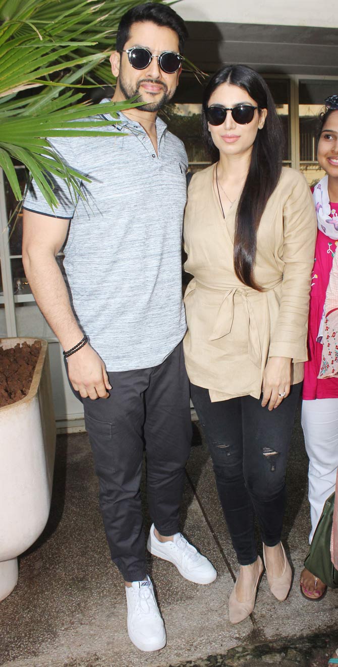 Aftab Shivdasani and his wife Nin Dusanj were also clicked after enjoying a romantic date. Aftab opted for a grey t-shirt, while Nin donned a cream coloured top. The husband-wife duo twinned in their black pants.