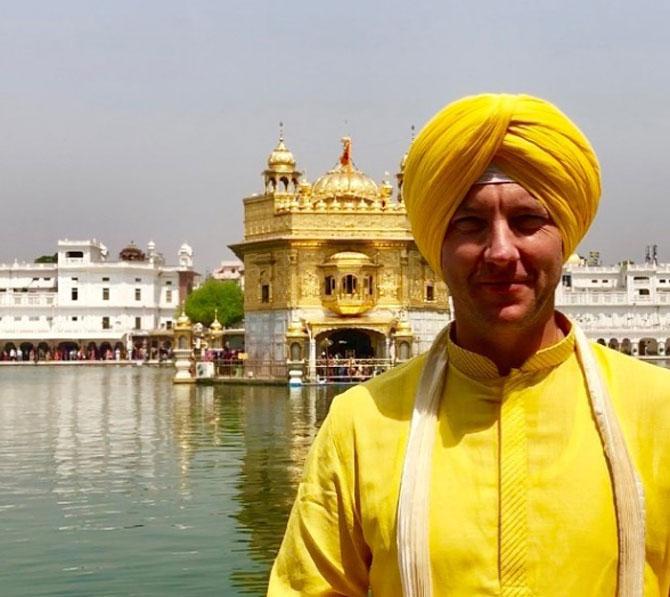 Brett Lee dressed in a yellow Indian traditional attire during his visit to the Golden Temple in Amritsar, Punjab. Lee captioned it: Such a privilege to see the Golden Temple here in Amritsar. Absolutely stunning