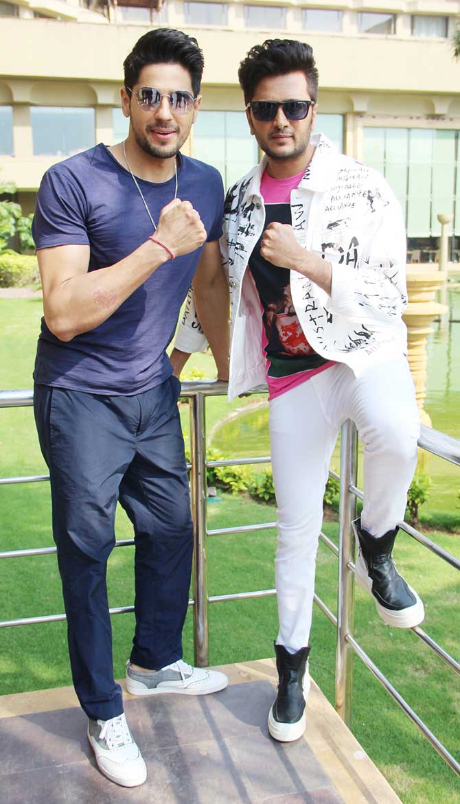 The Marjaavaan boys had great fun while promotion. Sidharth donned a purple t-shirt and blue pants, while Riteish opted for a stylish red t-shirt, white jacket and pants.