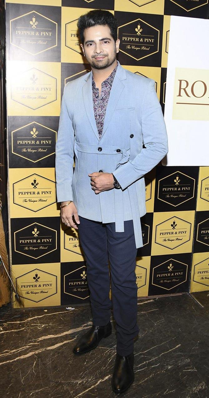 Karan Mehra, the Yeh Rishta Kya Kehlata Hai fame looked dapper in the blue casual suit he opted for the celebration.