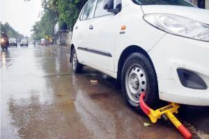 Colaba cab-driver replaces clamped tyre with stephney 