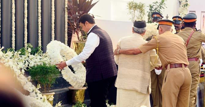  Devendra Fadnavis and Maharashtra Governor Bhagat Singh Koshiyari pay homage to the martyrs of the 26/11 Mumbai terror attacks at the Memorial erected for the slain personnel at the Police Gymkhana , Marine Drive, on Tuesday