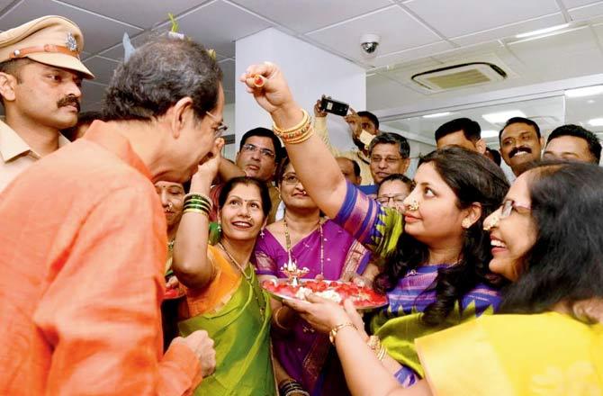 Uddhav Thackeray being greeted with a puja thali at the Mantralaya 