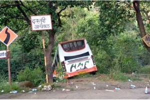 5 dead in major bus accident on Mumbai-Pune Highway