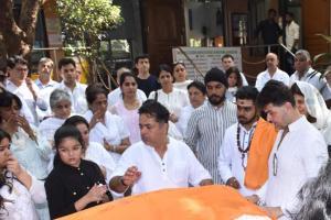 Dabboo Ratnani performs last rites of mother Prabha Ratnani