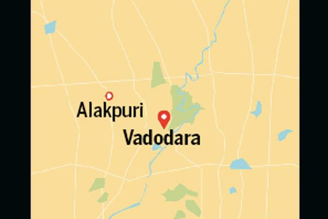 The distance between Alkapuri and Vadodara rly station is two kilometres
