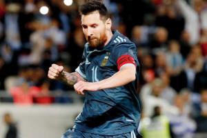Lionel Messi's late penalty helps Argentina hold Uruguay 2-2