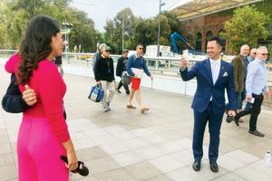 Fan asks Ricky Ponting to click picture of TV presenter, not him