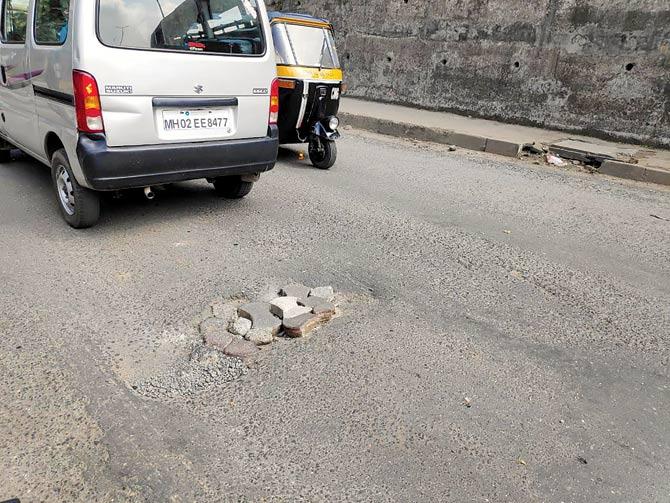Pothole picture (number 3,398) from near Metro pillar P63 taken by Utsav Joshi