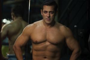 Watch Video: Salman Khan makes a smashing entry on the sets of Radhe