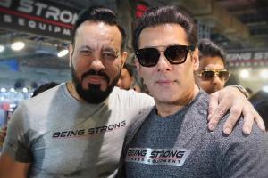 Salman posts a picture with Shera as he completes 25 years with him