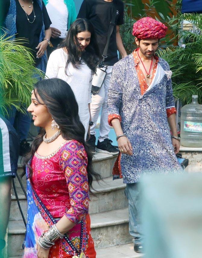 The first part of the film was a remake of the Malayalam blockbuster 'Manichitrathazhu' and starred Vidya Balan, Shiney Ahuja and Amisha Patel in the lead roles. The first instalment was directed by Priyadarshan.