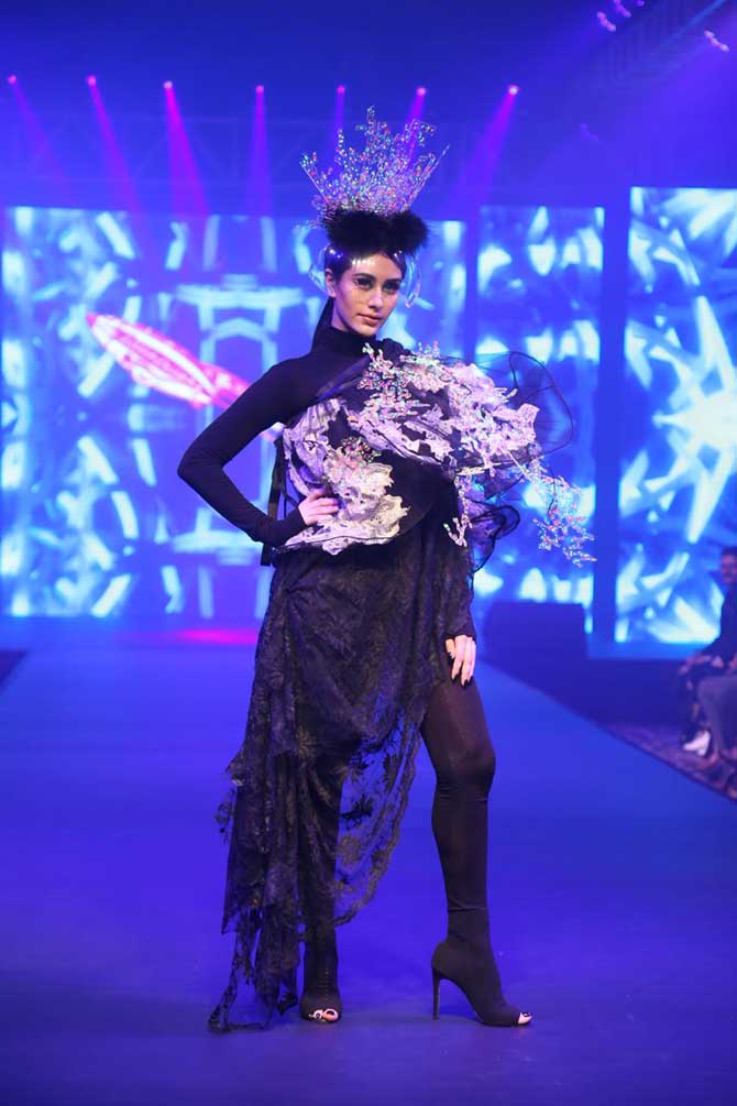 Warina Hussain, who made her Bollywood debut with Aayush Sharma in Salman Khan's film Love Yatri, also turned muse at the fashion tour. Dressed in black couture, Warina rocked the ramp with her all-black look!