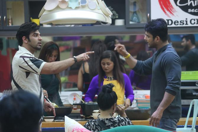 The fight had just ended when suddenly Bigg Boss announced that the boys will now be subject to the nomination process. A small discussion between the boys erupts into a disastrous fight between Paras and Sidharth Shukla. The blame game between the two boys gets the whole house involved and it takes an ugly turn.