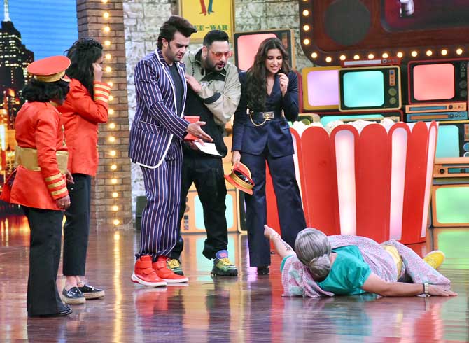 The comedy show hosted by Maniesh Paul has a unique concept. Every week, four Bollywood celebrities will participate in the game show with a common man as their partner and shall strive to prove that none can match their filmy gyan. While their love and passion for movies will be put to test, interrupting them at every step will be the show's crazy Bollywood-obsessed family.