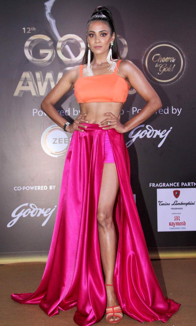 Barkha Sengupta looked edgy and fierce in a coral and hot pink crop top and skirt co-ord set at the 2019 Gold Awards held at Film City, Goregaon. The gorgeous actress accessorised with shoulder-grazing earrings and tied her hair up in a high ponytail.