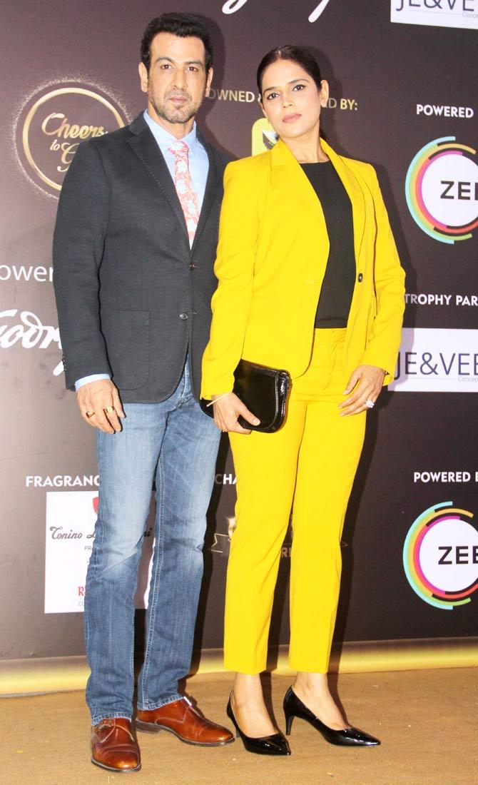 Ronit Roy made an appearance at the awards show with his lovely wife Neelam Singh. Neelam lit up the venue with her sharp yellow pantsuit.