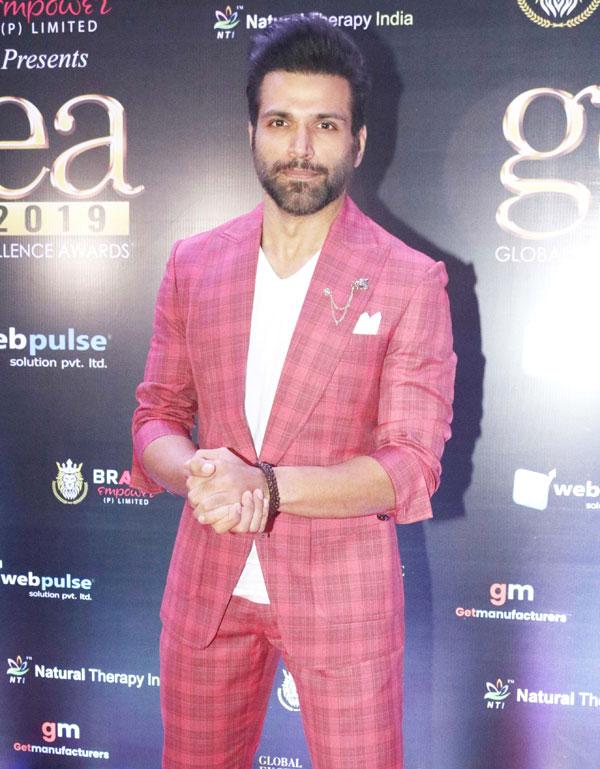 Television actor and host Rithvik Dhanjani also attended the Global Excellence Awards 2019 in Mumbai. He wore a red-checkered suit for the awards gala.