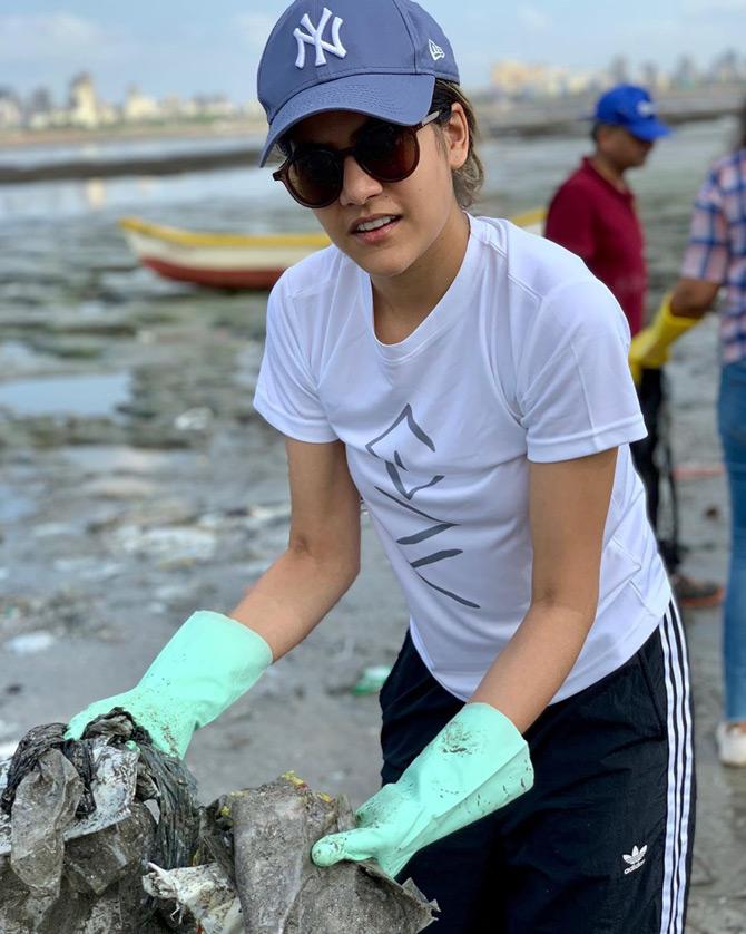 Besides being an educationist, Ananya Birla is also an environmentalist at heart. The sixth generation of the Birla family is often seen taking part in noble causes and contributing towards a cleaner and greener environment. While sharing the picture, Ananya captioned it: We started small, but started somewhere!
In picture: Ananya Birla gets her hands dirty in order to clean the Mahim beach in Mumbai.