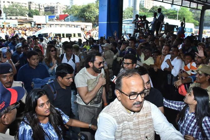 Bobby Deol also joined the star cast in the promotions. In Housefull 4, Bobby plays Dharamputra and Max, and it has been a while since we saw the actor dabble with the genre of comedy. The Soldier actor was last seen in the third installment of Yamla Pagla Deewana.