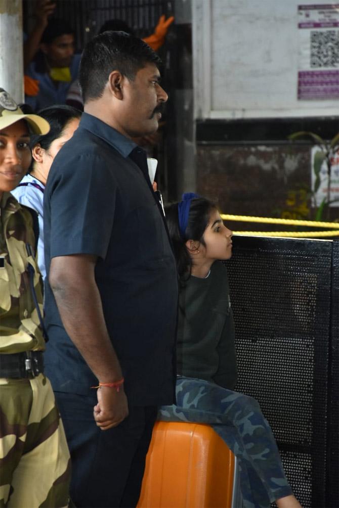 Akshay Kumar looked very enthusiastic about the train journey. He took along his daughter Nitara with him for the promotions. While the Khiladi star looked dapper in his black printed t-shirt and blue pants, Nitara looked cute as a button in her black t-shirt and military printed leggings.
