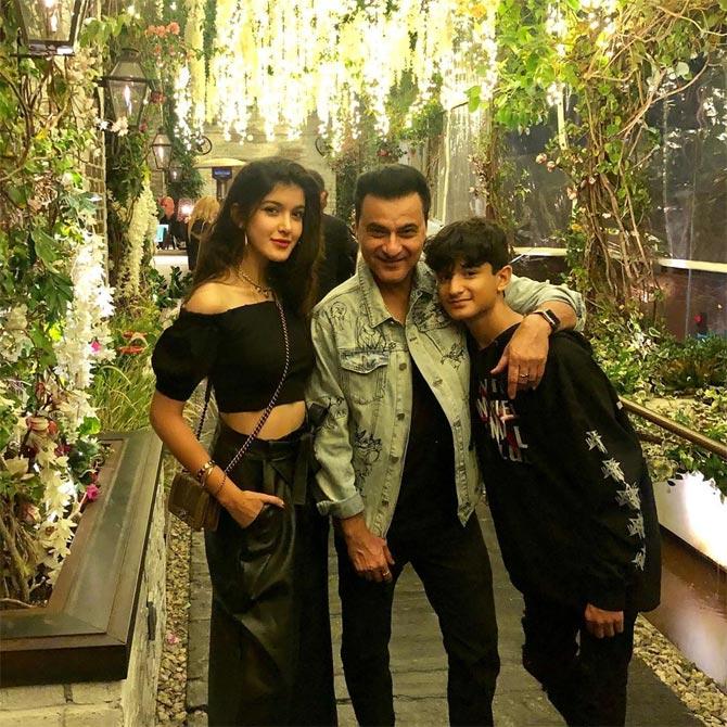 This caption is the cutest of all and we'll tell you why! On the occasion of Father's Day, unlike the usual practice, Sanjay Kapoor shared this picture with his daughter Shanaya Kapoor and son Jahaan Kapoor and wished himself 