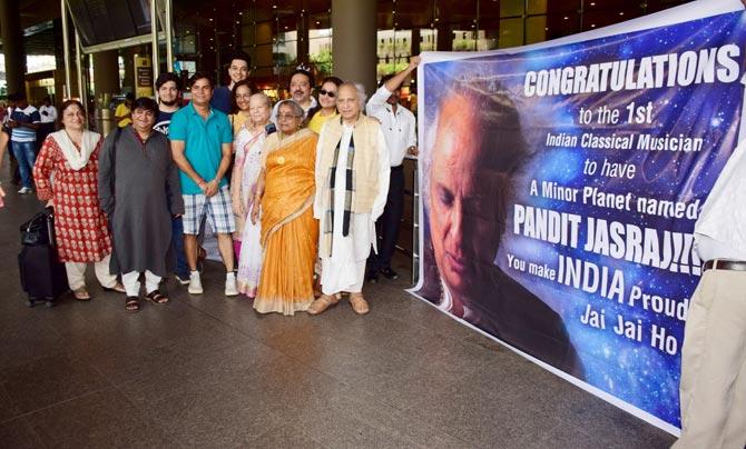 Jasraj Pandit was also spotted at the Mumbai airport by the paparazzi.